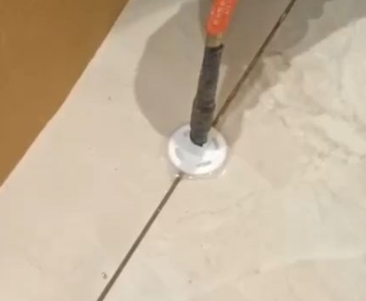 长葛瓷砖空鼓维修公司专业解答瓷砖在铺贴过程中，如果没有涂抹均匀到位的粘结材料（如水泥砂浆或瓷砖胶），可能会导致以下问题