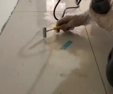 长葛瓷砖开裂维修公司专业分享瓷砖在铺贴前如果没有沥干水分，将会导致以下问题