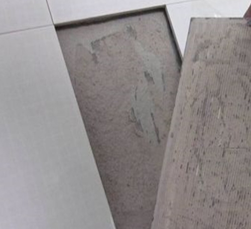 长葛瓷砖空鼓维修公司分享瓷砖铺贴时如果打浆（即涂抹在瓷砖背面和基层上的砂浆或瓷砖胶）过少，会带来以下问题